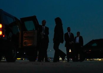 Wrong-way driver passes Harris motorcade on Milwaukee highway